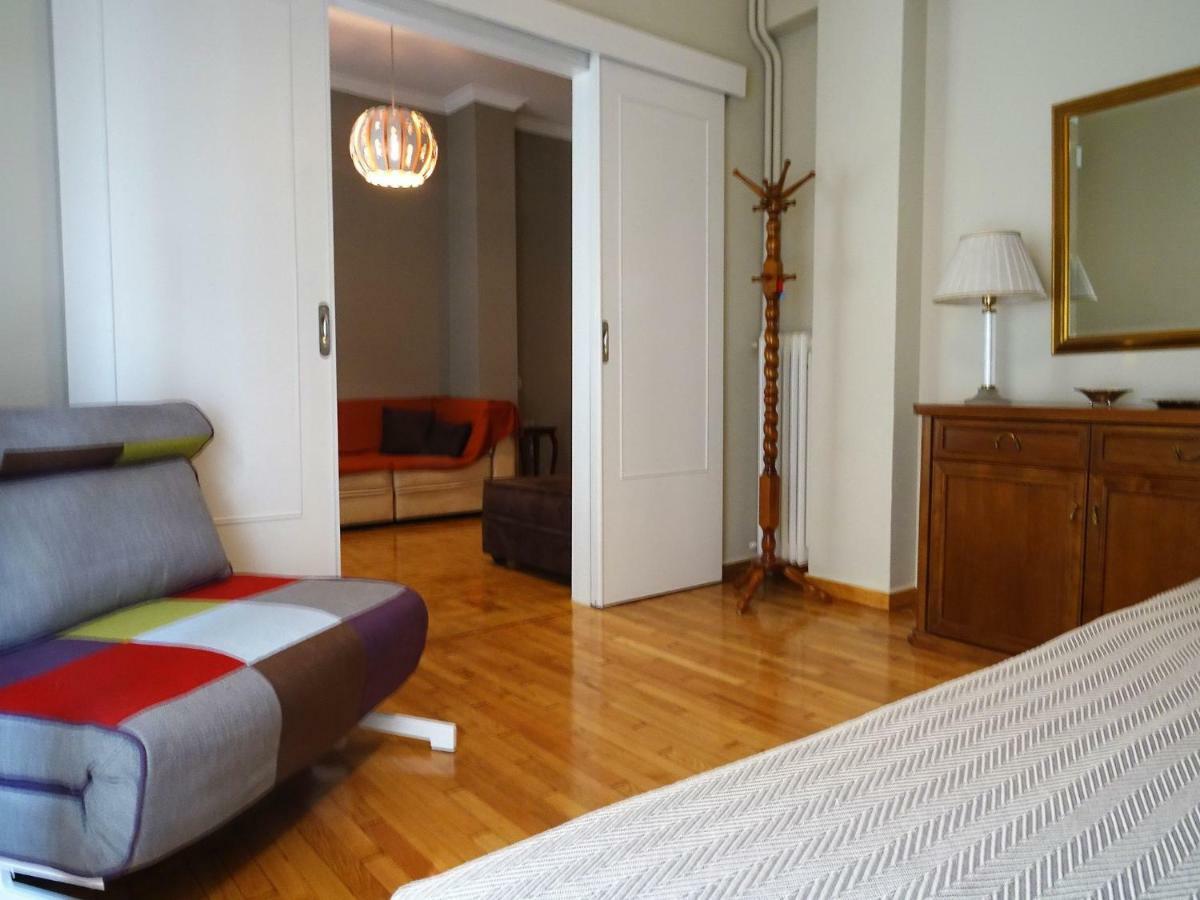 Chic Central Apartment In Evangelismos Metro Station Atenas Exterior foto